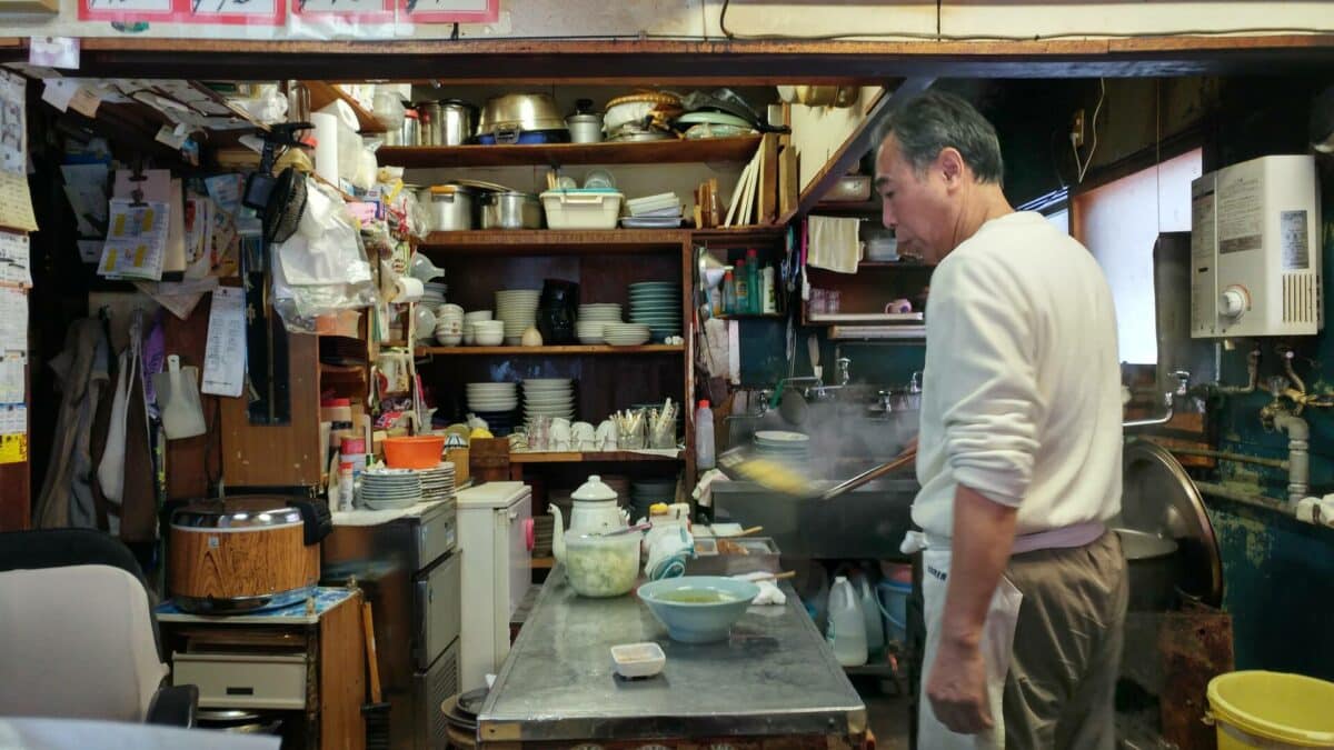 可樂拉麵:札幌定山溪老店,邊看漫畫邊吃鹽味拉麵才對味 1 20161207 125529 HDR